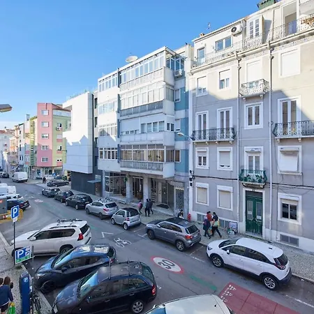 Lovely 2-bedroom In Trendy Campo Ourique Appartamento