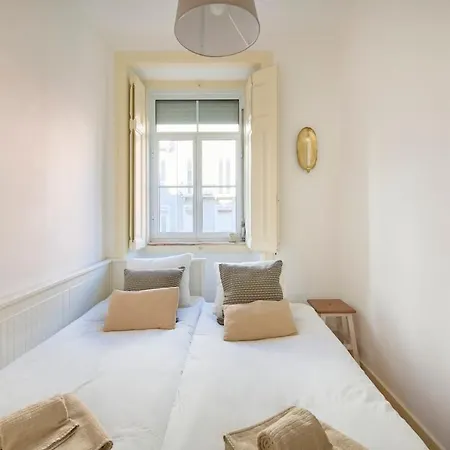 Lovely 2-bedroom In Trendy Campo Ourique Апартаменты *