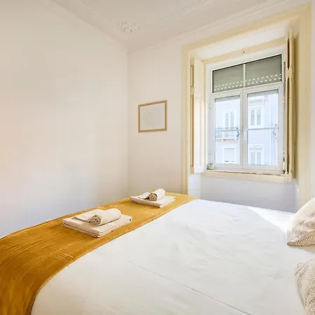 Lovely 2-bedroom In Trendy Campo Ourique Appartamento