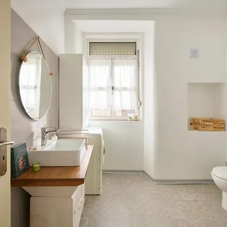 Апартаменты Lovely 2-bedroom In Trendy Campo Ourique