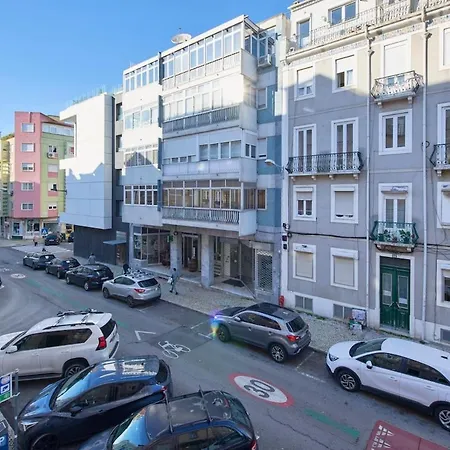 Lovely 2-bedroom In Trendy Campo Ourique Apartamento
