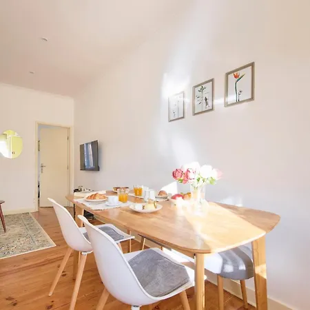 Lovely 2-bedroom In Trendy Campo Ourique Apartament Lizbona