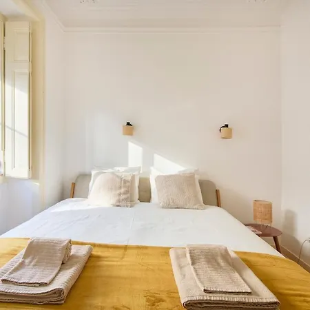 Lovely 2-bedroom In Trendy Campo Ourique Apartamento