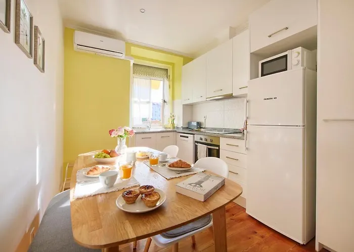 Lovely 2-bedroom In Trendy Campo Ourique Lizbona