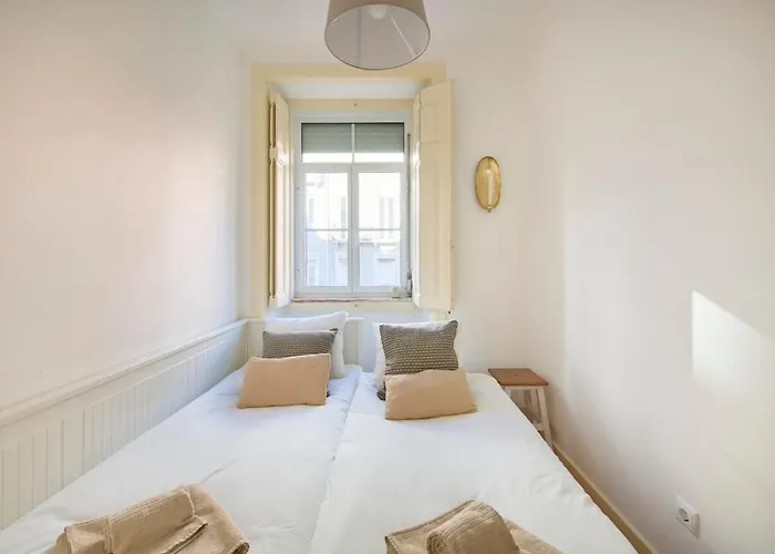 Lovely 2-bedroom In Trendy Campo Ourique Apartment *