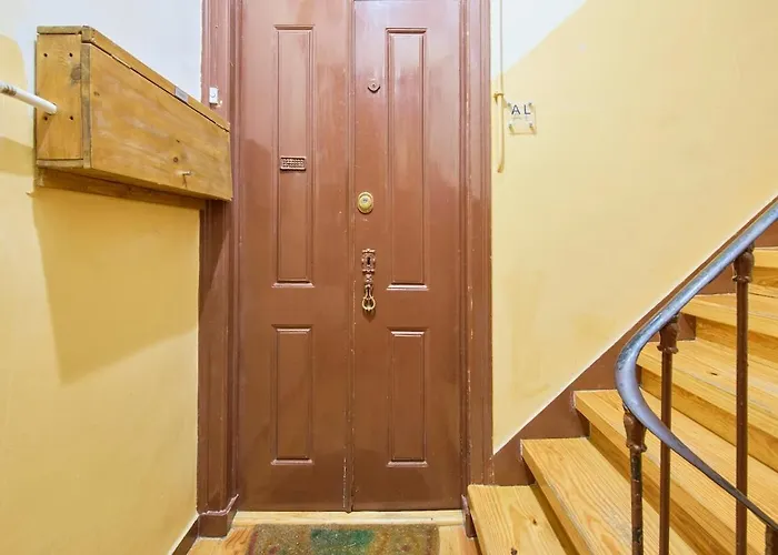 Lovely 2-bedroom In Trendy Campo Ourique Lissabon