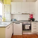 Appartamento Lovely 2-bedroom In Trendy Campo Ourique
