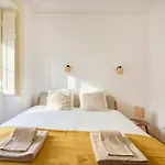 Lovely 2-bedroom In Trendy Campo Ourique Appartamento