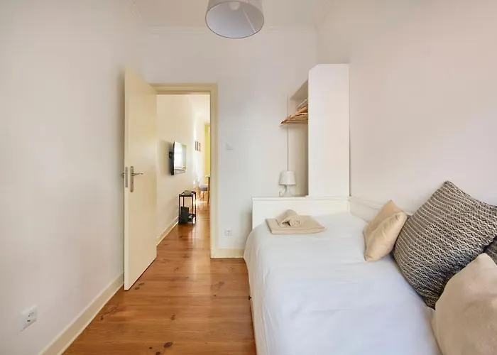 Lovely 2-bedroom In Trendy Campo Ourique Διαμέρισμα Lisboa