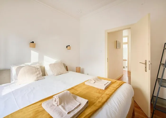 Lovely 2-bedroom In Trendy Campo Ourique Διαμέρισμα